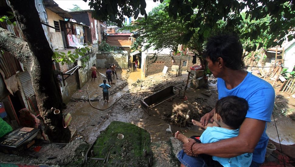 Ο αριθμός των θανάτων αυξάνεται σε 155 σε πλημμύρες στην Ινδονησία