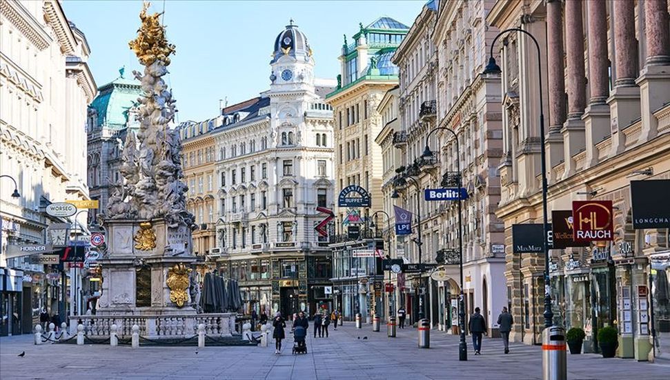 Τα εμπορικά κέντρα και τα κομμωτήρια άνοιξαν ξανά στην Αυστρία