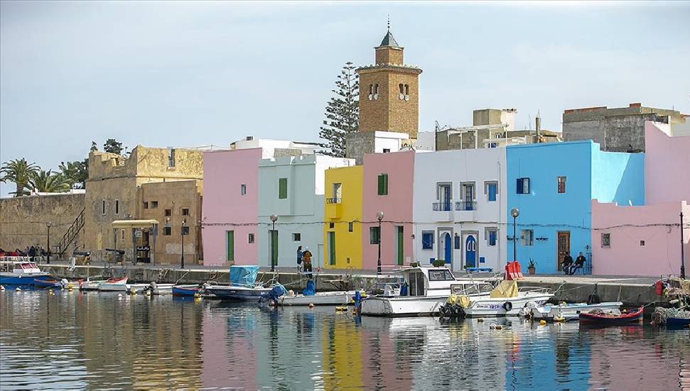 Το παλιό λιμάνι Binzert, το μαργαριτάρι της Τυνησίας, επισκέπτεται τουρίστες με την ιστορική του υφή.