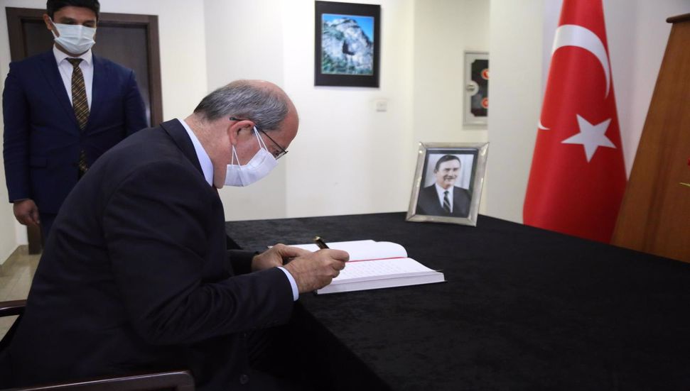 Ο Πρόεδρος Ersin Tatar συλλυπητήρια στην Πρεσβεία του Akbulut