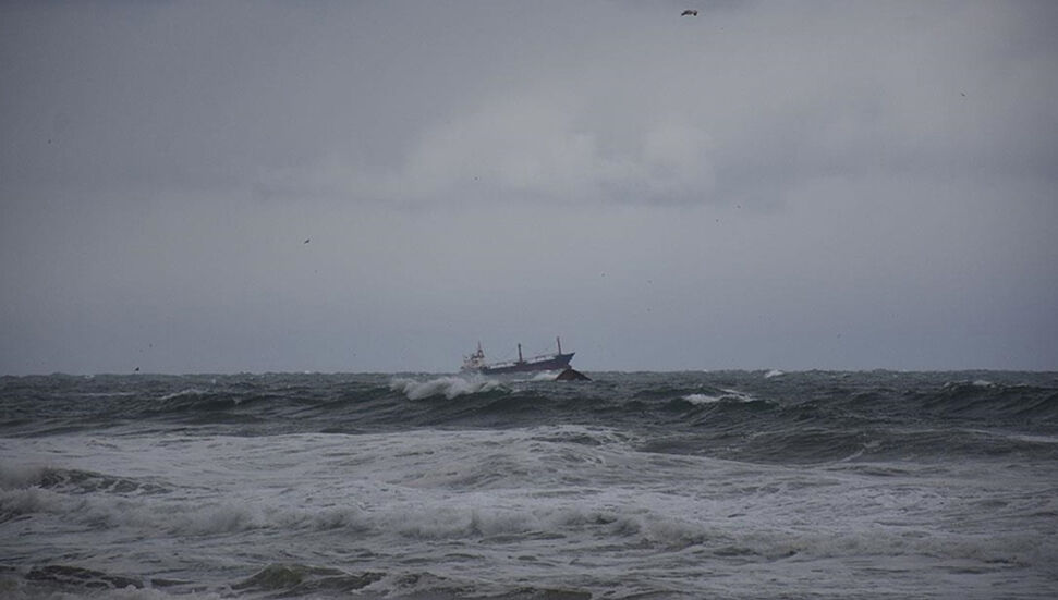 6 άτομα διασώθηκαν από το βυθισμένο φορτηγό πλοίο στη Μαύρη Θάλασσα, 1 άτομο