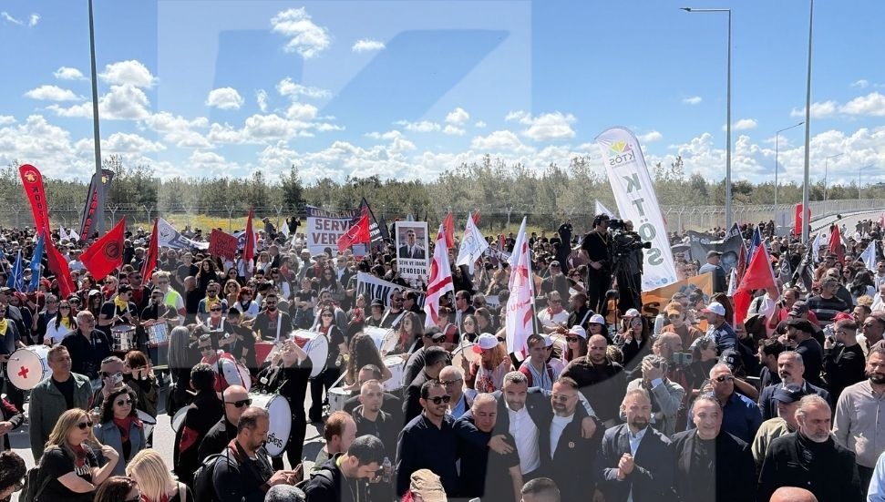 Sendikalar eylemde: Yoğun kalabalık Meclis önünde!