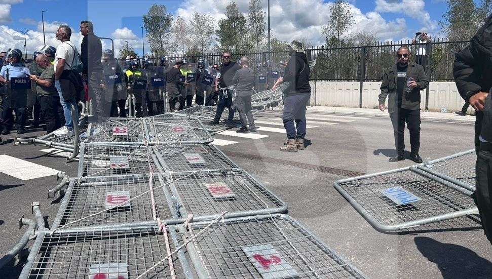Eylemciler polis barikatlarını kaldırıyor!