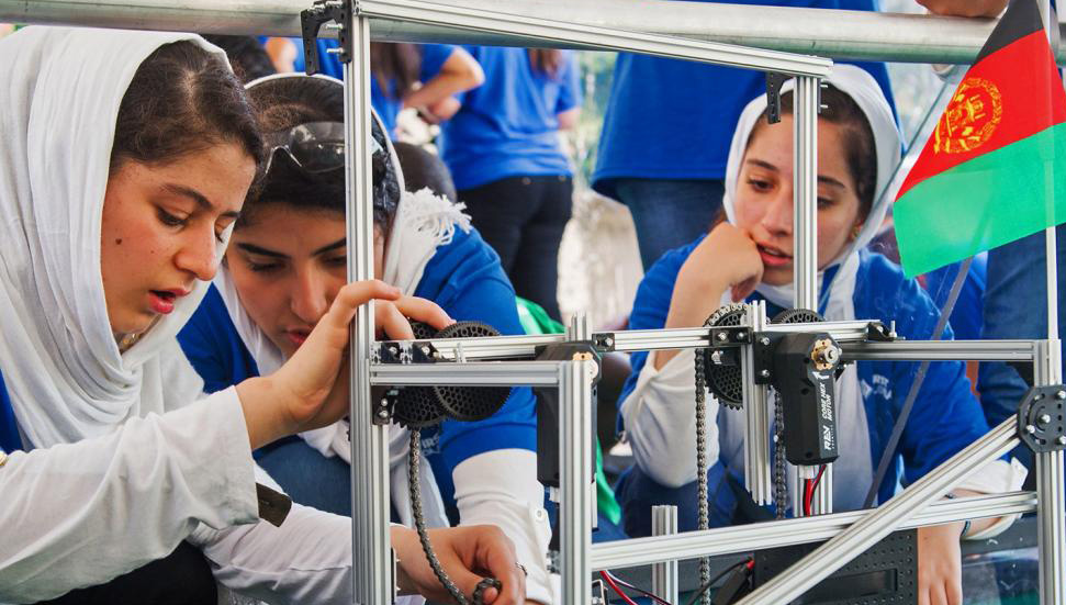 Kız çocuklarından oluşan robotik takımı Taliban'dan kaçmak için yardı - Vimarsana News