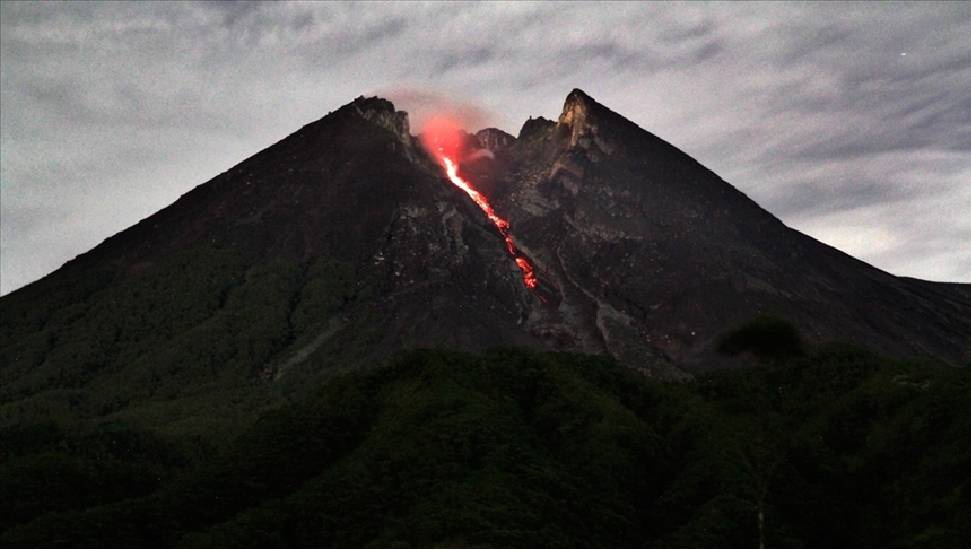 Endonezya'daki Merapi Yanardağı'nda yine volkanik hareketlilik yaşand - Vimarsana News