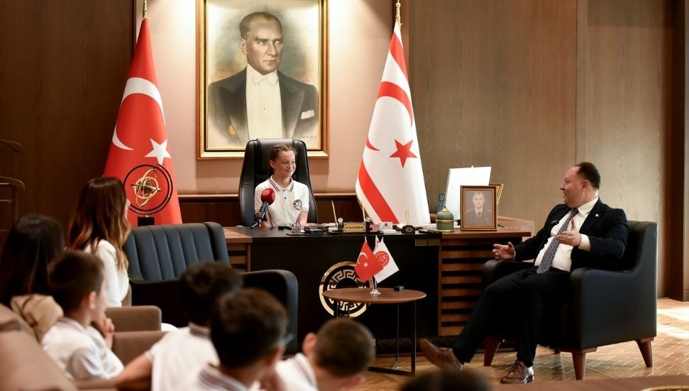 Ziya Öztürkler 23 Nisan’da makamını öğrenci Raya Dalay’a devretti