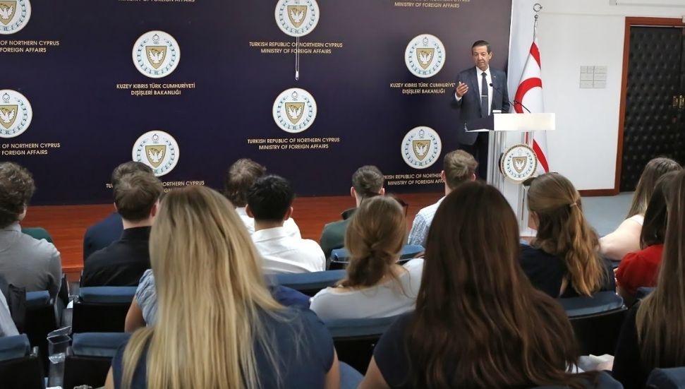 Ertuğruloğlu, Newcastle Üniversitesi öğrencilerini kabul etti: Kıbrıs sorunu ele alındı