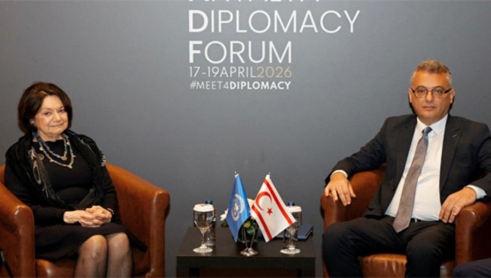 Erhürman-Dicarlo görüşmesinde yer alan KKTC bayrağı Rum tarafının tepkisine neden oldu