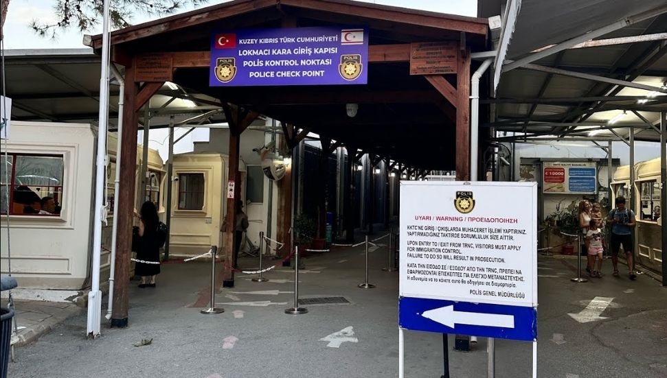 Kuzey Kıbrıstan gümrüksüz bir şekilde 5 karton sigara , 2 kilo tütün