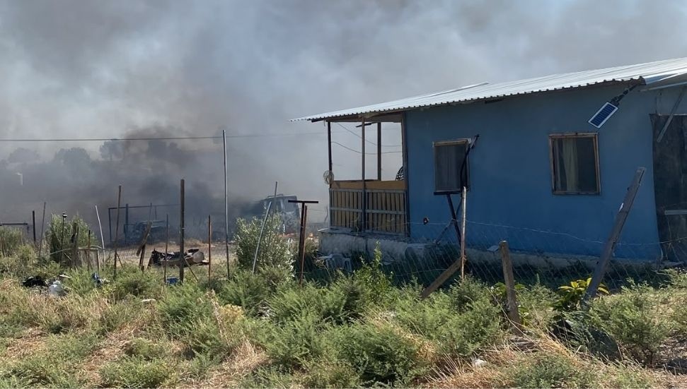Taşkent'te hurdalık alanda çıkan yangına müdahale sürüyor