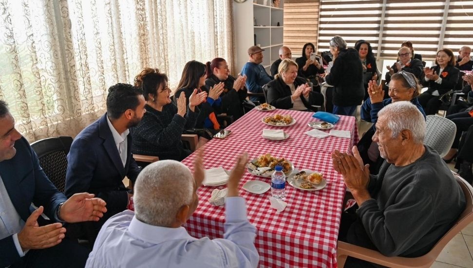 Zerrin Üstel'den anlamlı ziyaret: Yaşlılara gösterdiğimiz sevgi maneviyatımıza sahip çıkmaktır