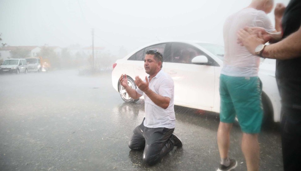 Antalyada soğutma çalışmaları devam ederken, bölgede yardım çalışmalarına katılan gönüllüler, yağmurun başlamasıyla birlikte sevinç çığlıkları attı...