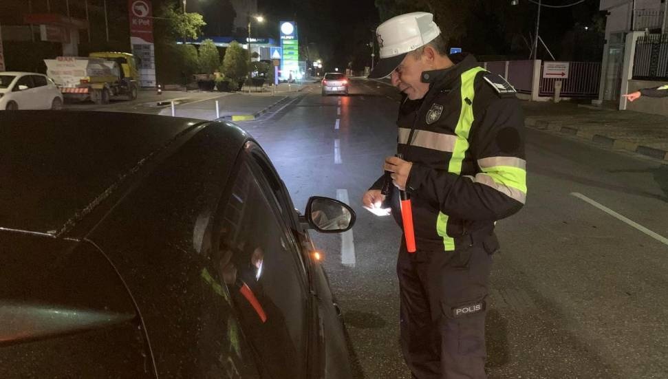 Polisten 5 ilçede eş zamanlı denetim: 22 kişi tutuklandı, bin 378 sürücüye yasal işlem