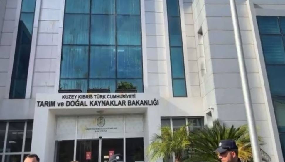 Hayvan Üreticileri ve Yetiştiricileri Birliği eylemde: Bakanlığa yumurta fırlatıldı
