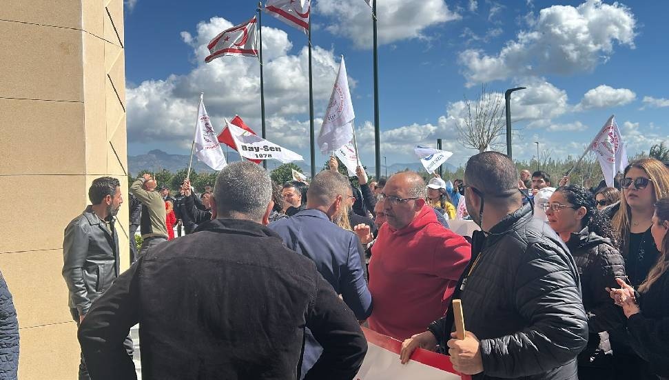 Barikatı aşan sendikalar Meclis kapısına dayandı!