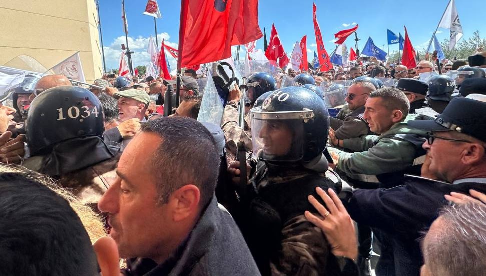 Meclis açılmadı; grevler askıya alındı!