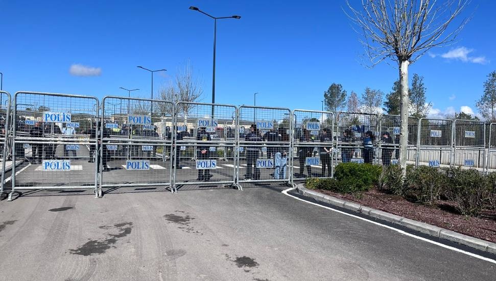 Sendikalar eylemde: Meclis’te talimat verildi, polis bariyeri geçilemeyecek!