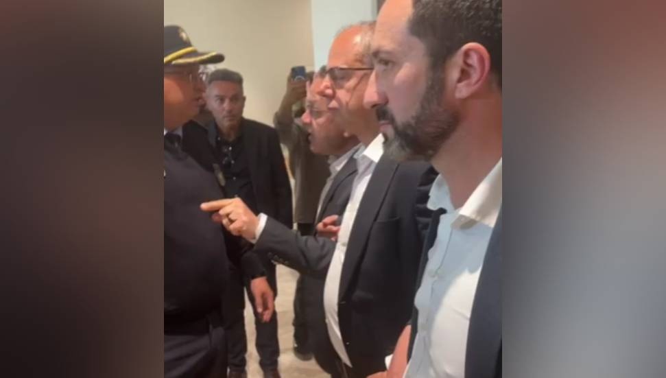 CANLI- Eylemciler Meclis'i bastı: CTP Milletvekilleri siper oldu