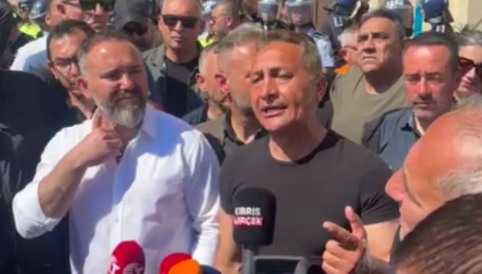 CANLI- Tahir Gökçebel eylemde konuştu: Ya istifa edecekler ya halkın iradesine evet diyecekler