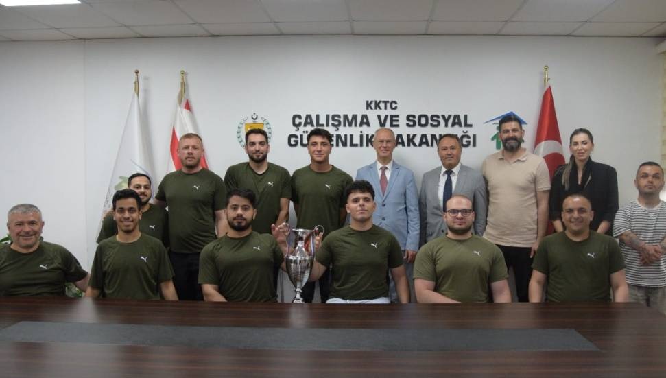 Hasipoğlu, Vakıflar Tekerlekli Sandalye Basketbol Takımı'nı kabul etti: Azim ve dayanışma vurgusu yapıldı