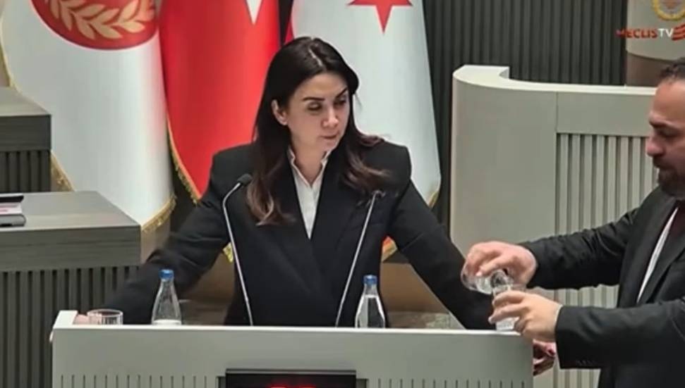 Meclis’te fiber protokolü görüşmeleri sürüyor: Çavuş kürsüde konuşan Baybars'ın bardağına su doldurdu