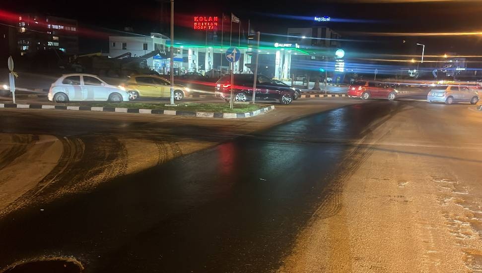 Gönyeli'de yola atık madde döküldü: Polisten sürücülere kayganlık uyarısı