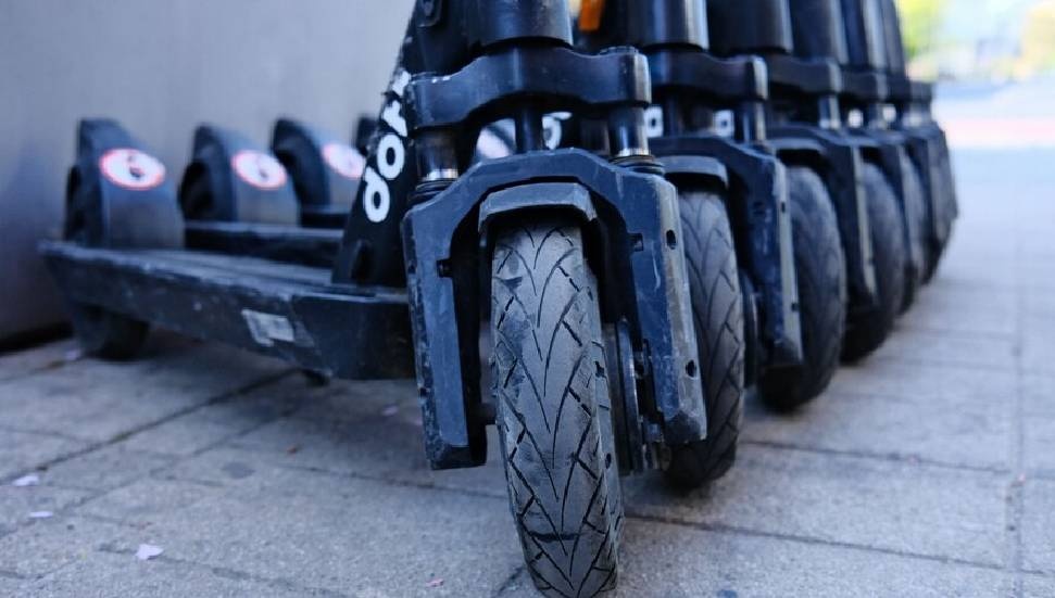 Elektrikli scooter kullanımında yeni dönem: Kurallar güncellendi, 50 km üzerindeki yollarda kullanmak yasak