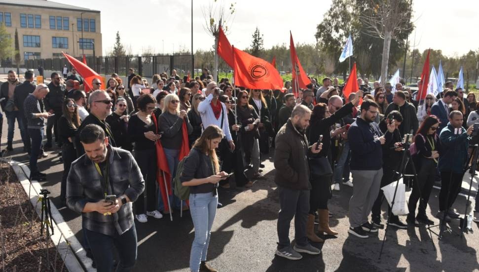 CANLI: Meclis önünde "hükümet istifa" sloganları atılıyor!