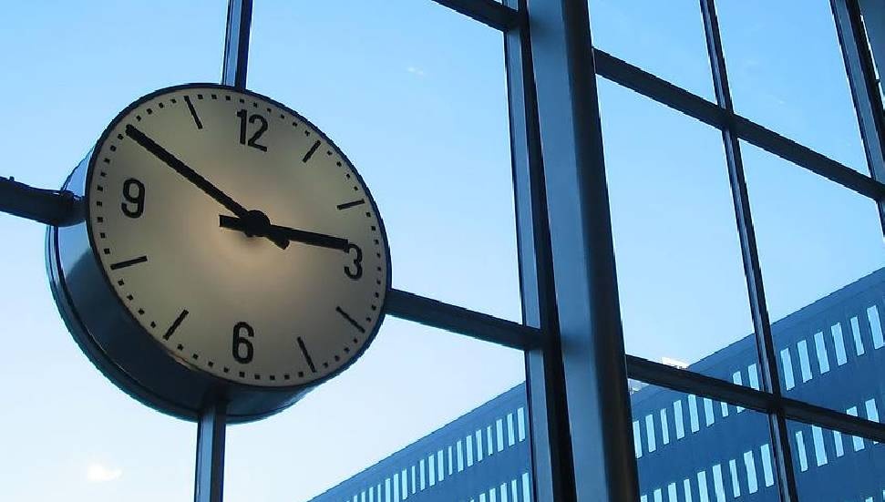 Yaz saati uygulaması başladı: Saatler 1 saat ileri alındı