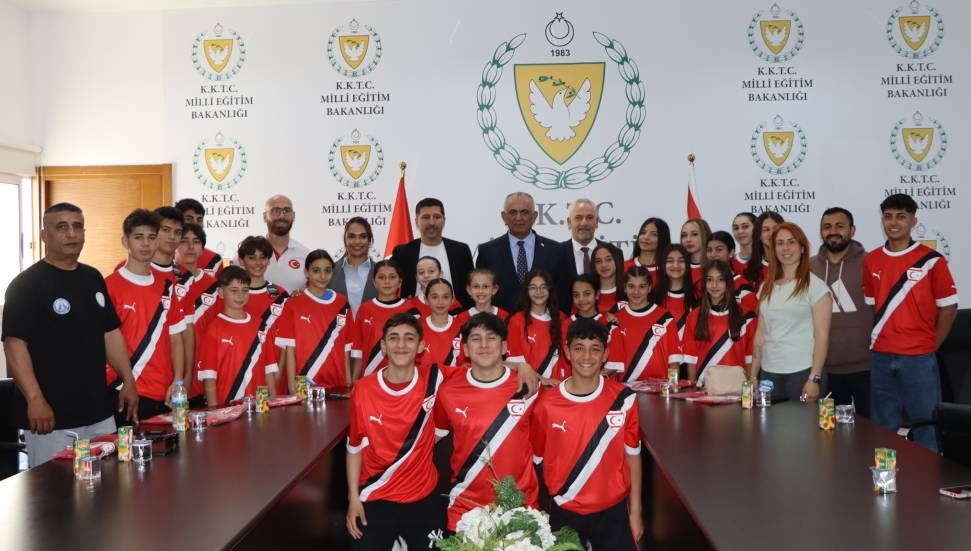 Nazım Çavuşoğlu, Cimnastik Federasyonu sporcuları ile bir araya geldi