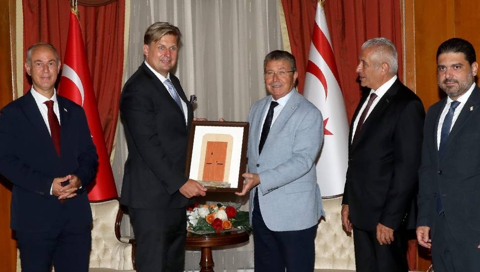 Ünal Üstel'den Maximilian Krah'a: Bize uygulanan haksız izolasyonların sona ermesi için sesimize ses olun