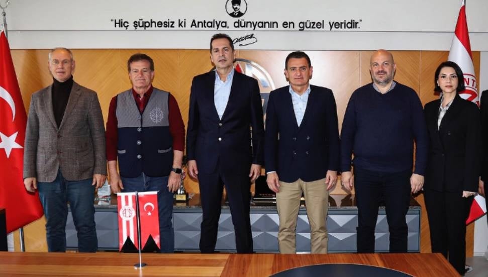 Dursun Oğuz, Oğuzhan Hasipoğlu ve Erhan Arıklı Antalyaspor Başkanı Rıza Perçin'i ziyaret etti