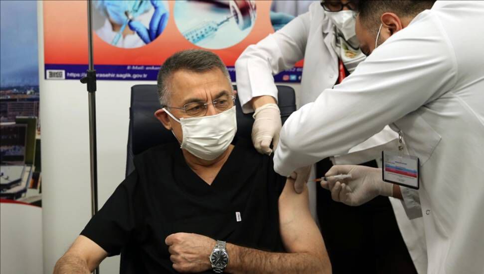 Ο αντιπρόεδρος της Τουρκίας Fuat Oktay, κάνει εμβόλιο κοροναϊού