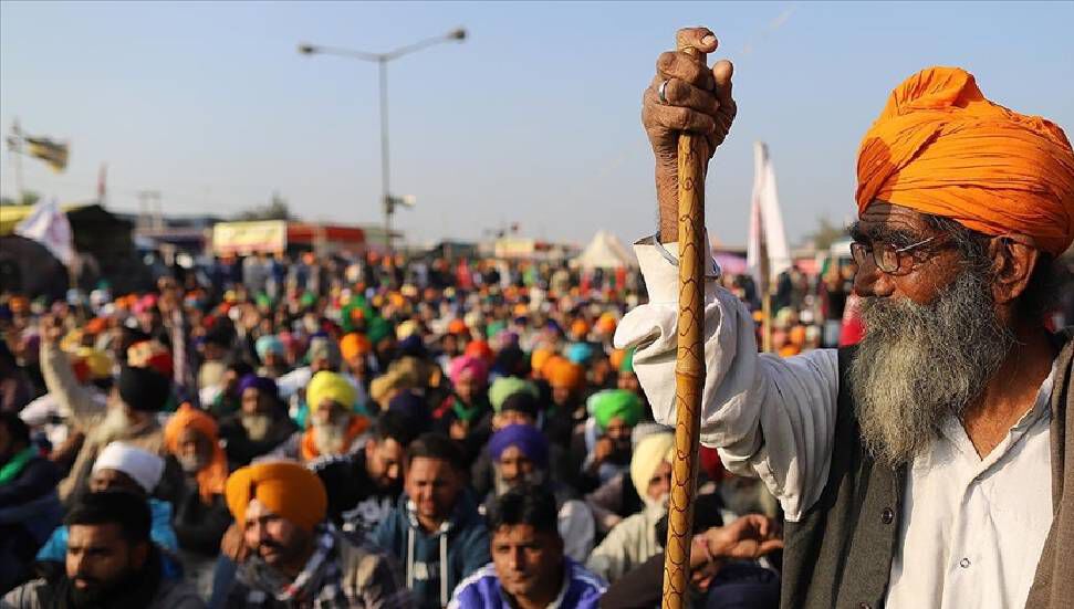 Οι διαμαρτυρόμενοι αγρότες εμποδίζουν την κυκλοφορία των αυτοκινητόδρομων στην Ινδία