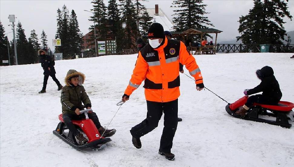 Τα ορφανά και ορφανά απολαμβάνουν τις καρδιές τους στο Ilgaz Mountain Ski Center