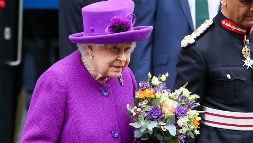 Η Βασίλισσα της Αγγλίας 2η Ελισάβετ λαμβάνει εμβόλιο κροναϊού