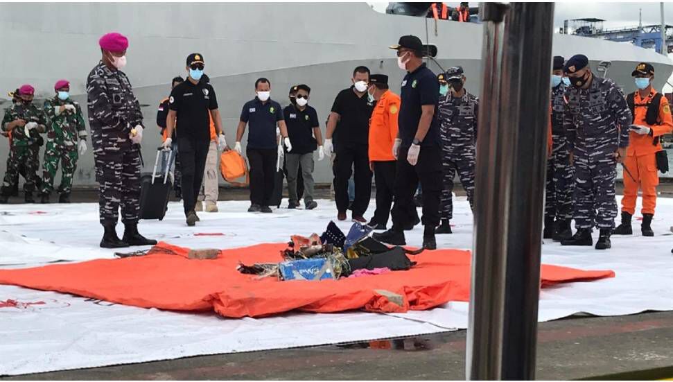 Οι κλήσεις συνεχίζονται με 53 πλοία στην περιοχή όπου το επιβατικό αεροπλάνο συνετρίβη στην Ινδονησία
