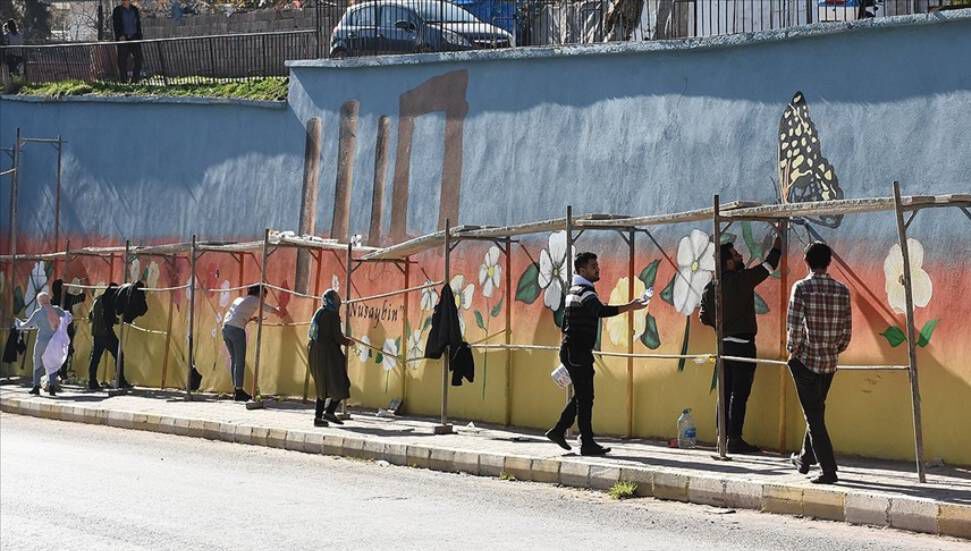 Οι εθελοντές δάσκαλοι διακοσμούν τους τοίχους με εικόνες στο Nusaybin
